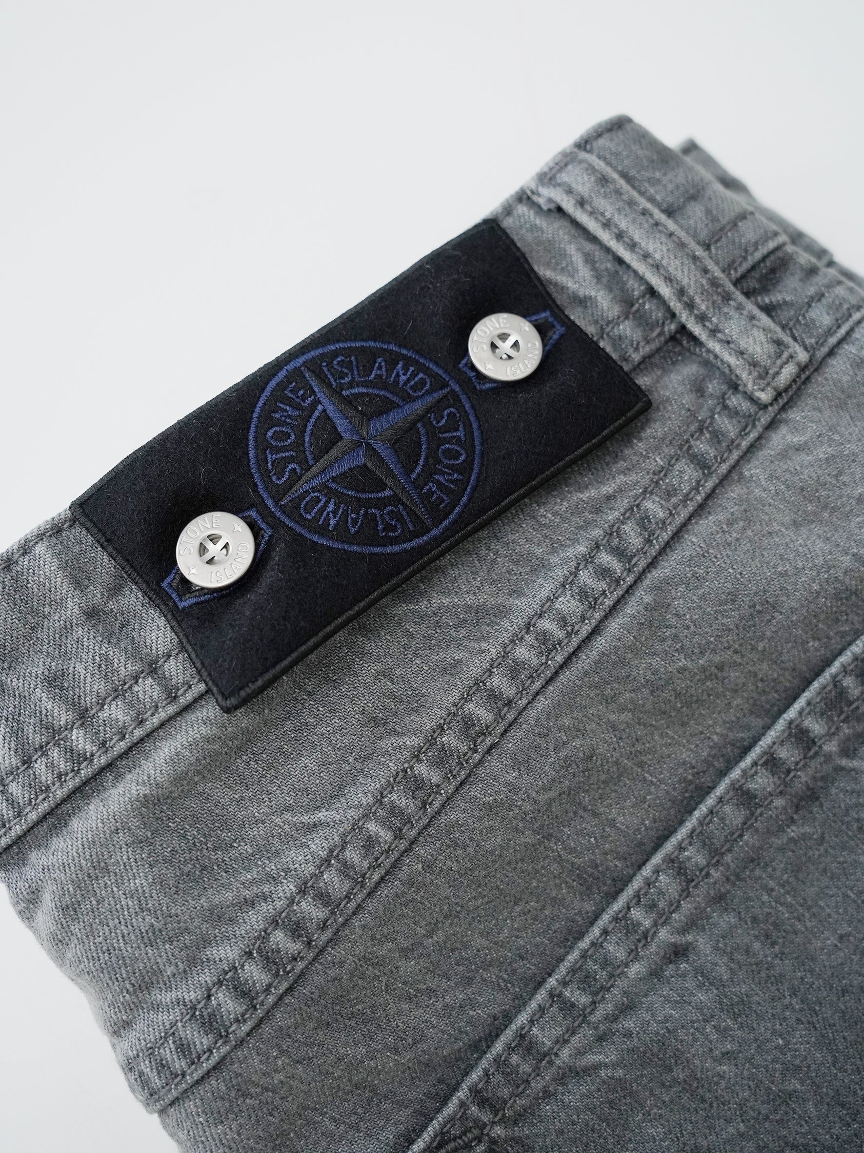 Graue Straight-Jeans mit heller Waschung von Stone Island – Ansicht 2