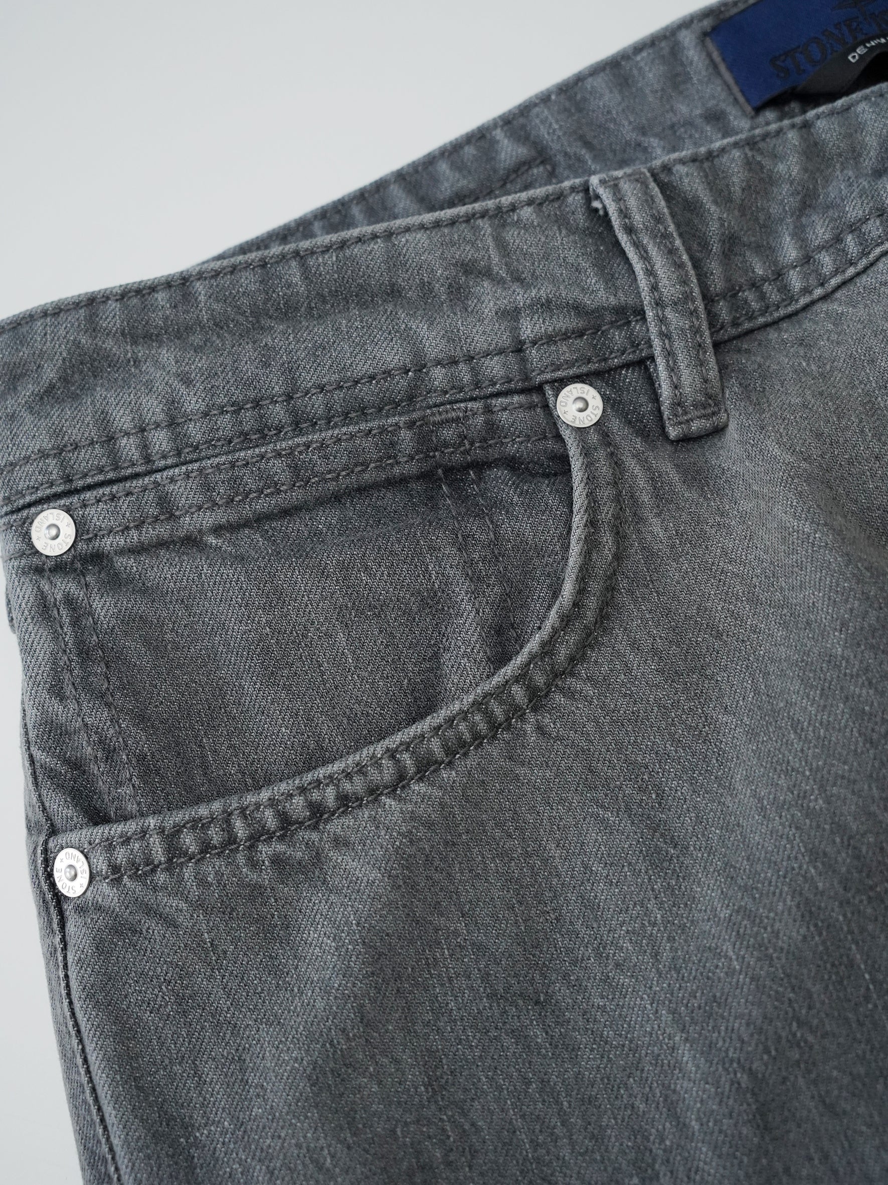 Graue Straight-Jeans mit heller Waschung von Stone Island – Ansicht 4