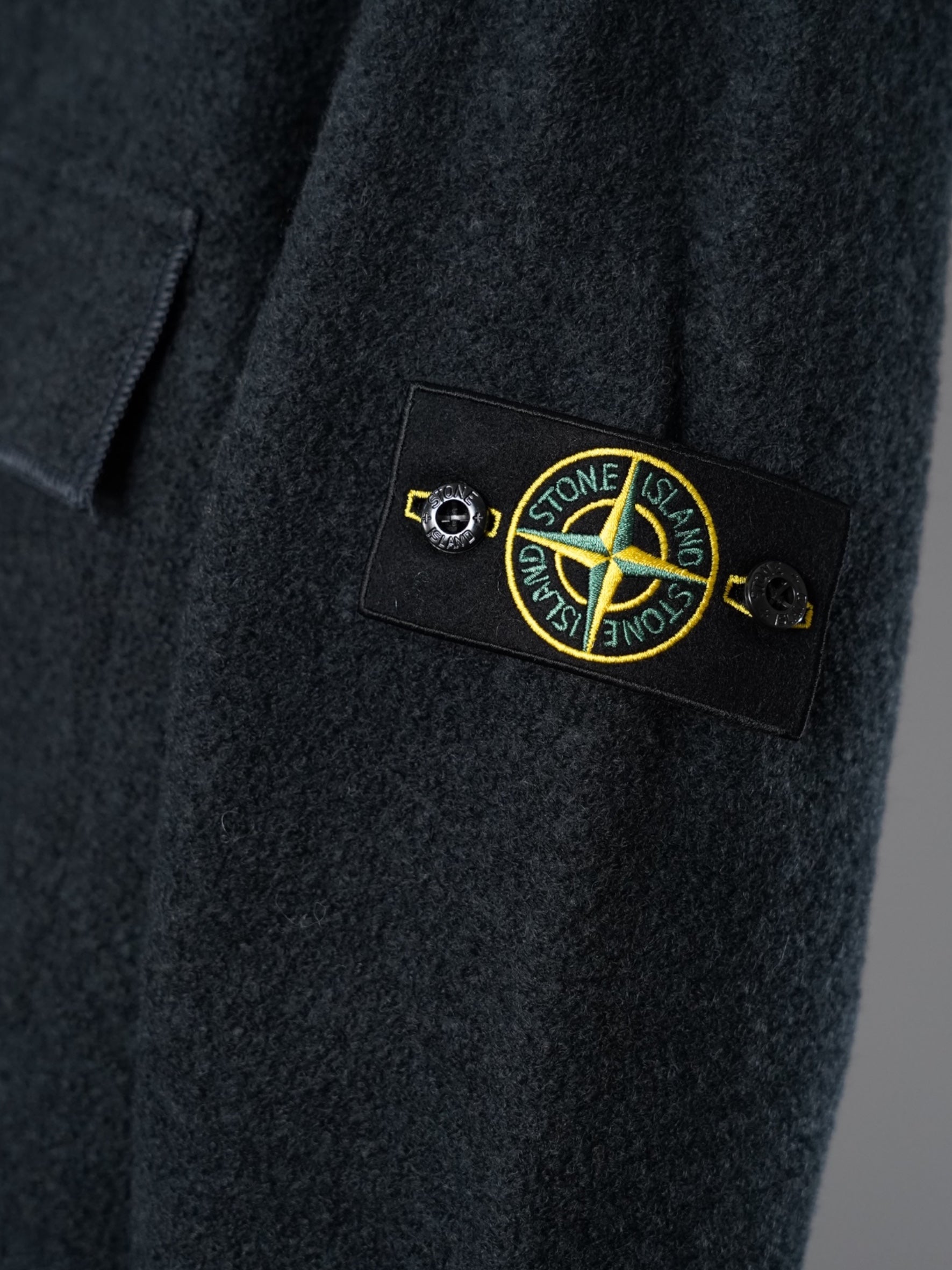 Graublaues Overshirt aus gekochter Wolle mit Used-Kanten von Stone Island – Ansicht 2