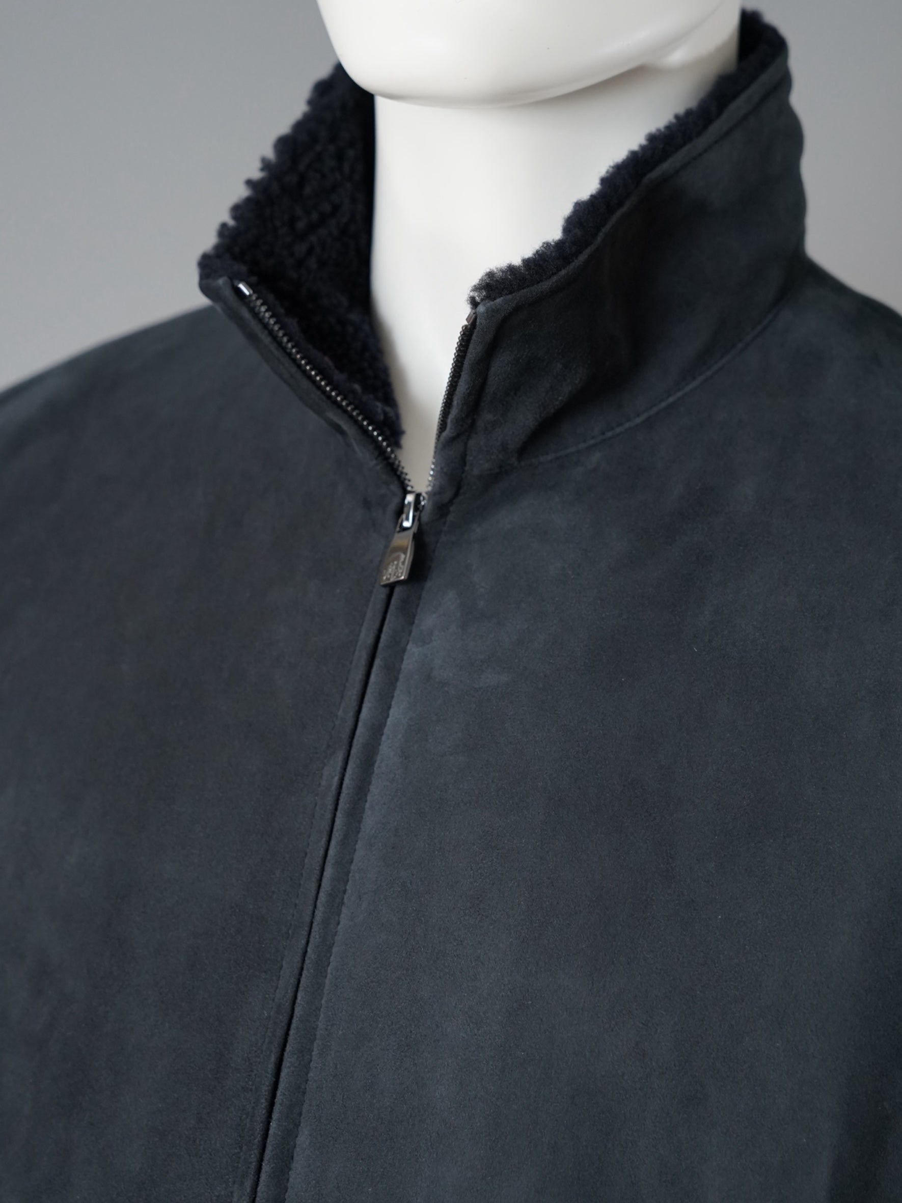 Dunkelblaue Lederjacke aus Veloursleder mit Shearling-Kragen von Corneliani – Ansicht 2