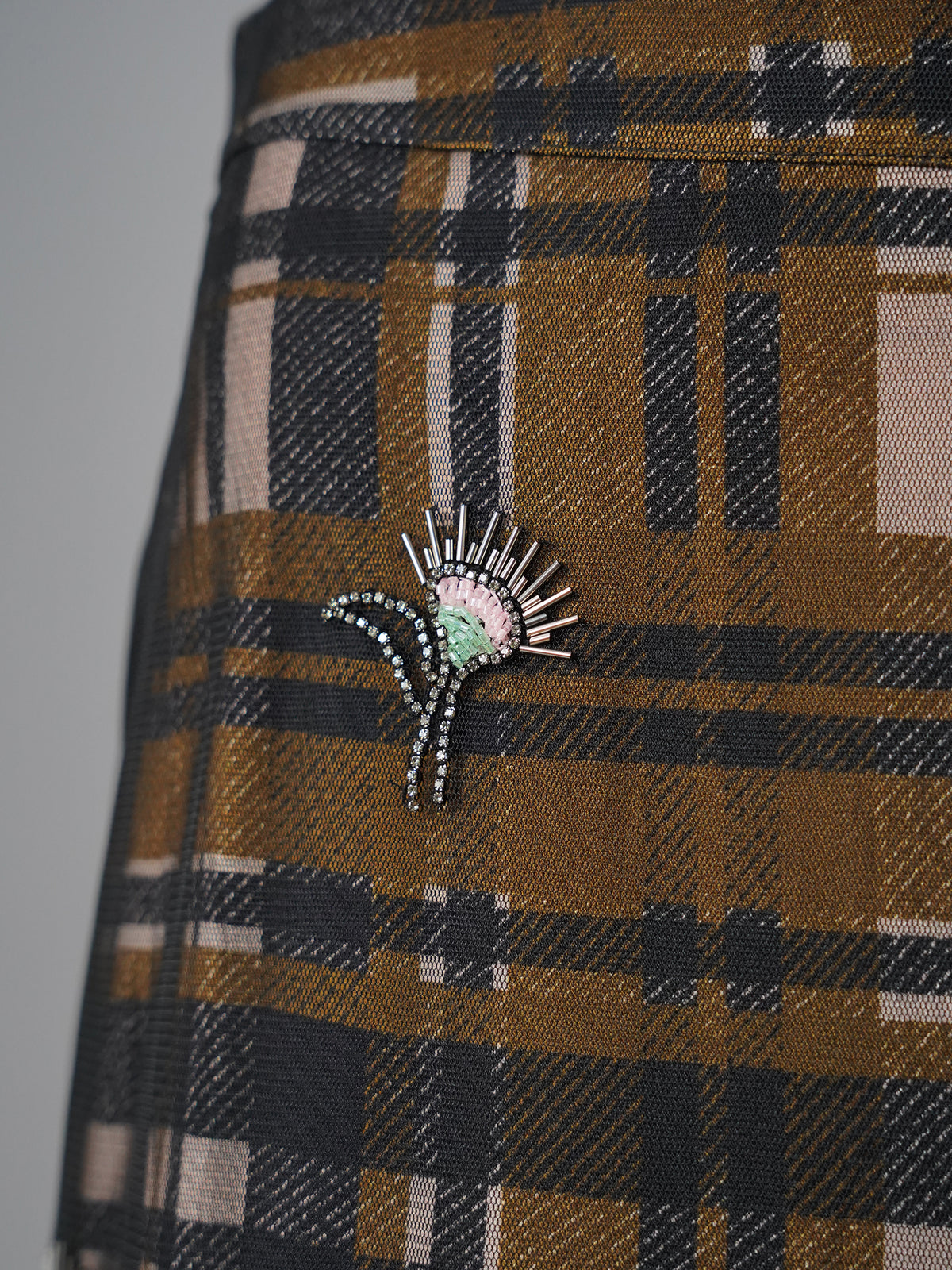 Karierter Mesh-Midirock mit Perlenstickereien von Essentiel Antwerp – Ansicht 2