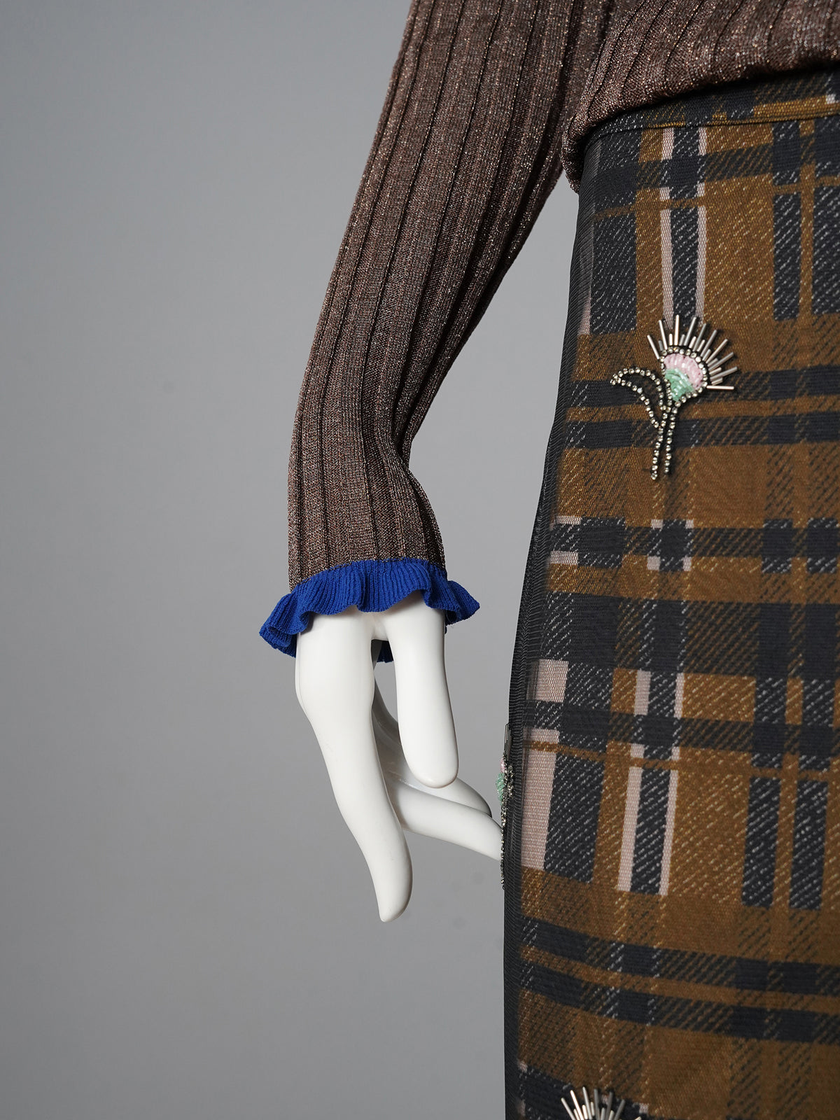 Braunes Lurex-Poloshirt aus Rippstrick von Essentiel Antwerp – Ansicht 4