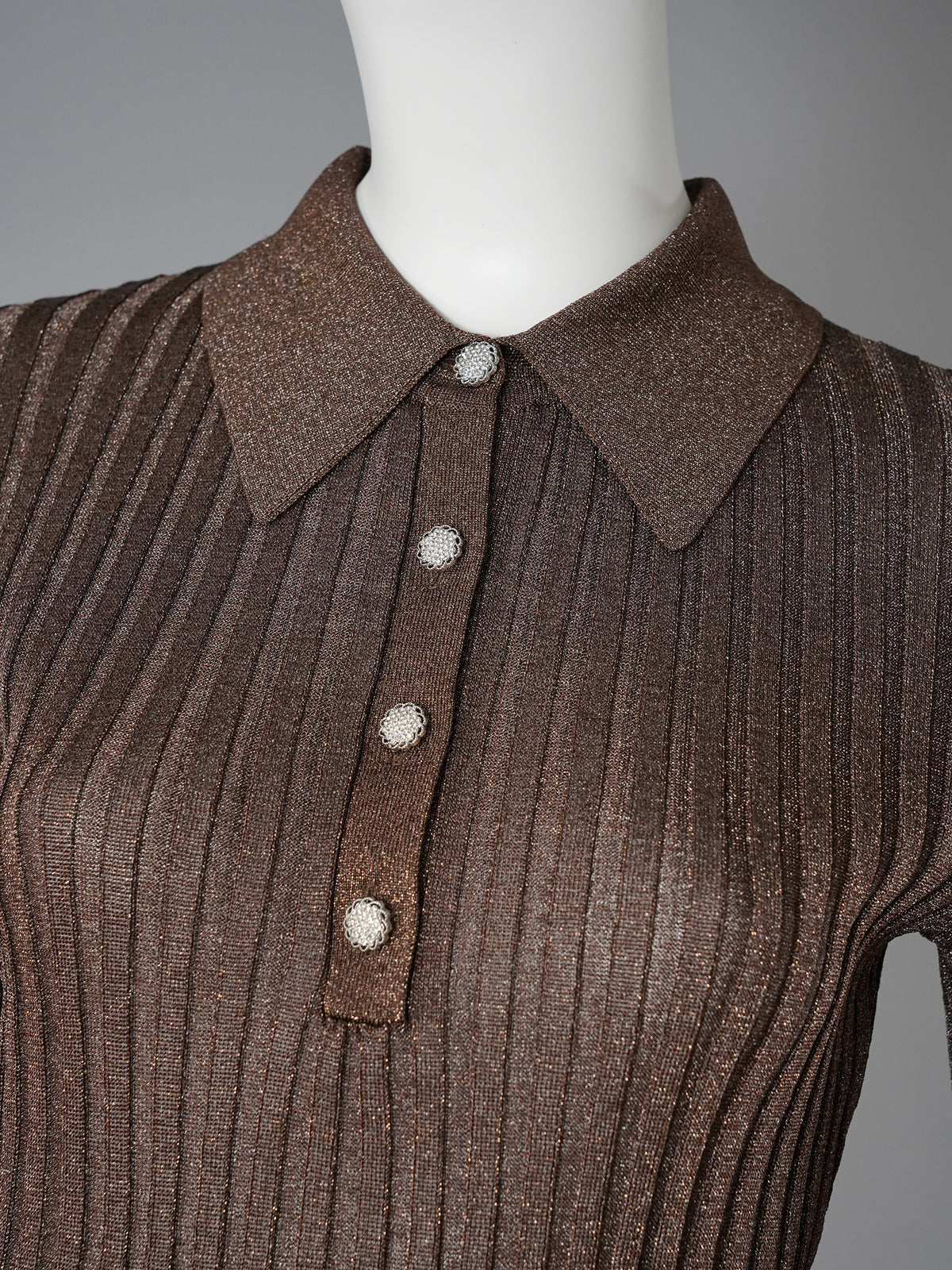 Braunes Lurex-Poloshirt aus Rippstrick von Essentiel Antwerp – Ansicht 2