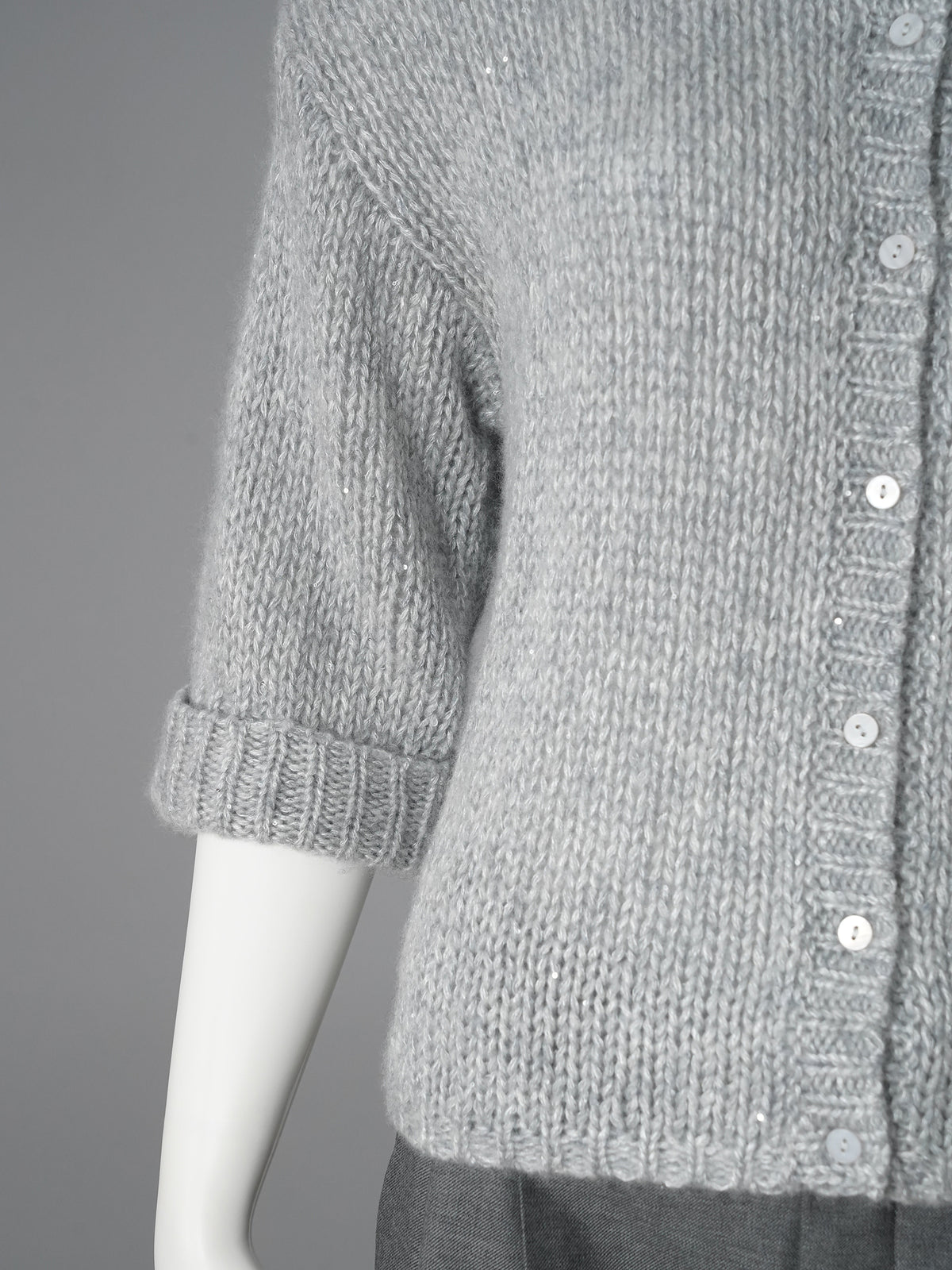 Hellgraue Strickjacke aus Cashmere und Seide mit Pailletten von Henry Christ – Ansicht 2