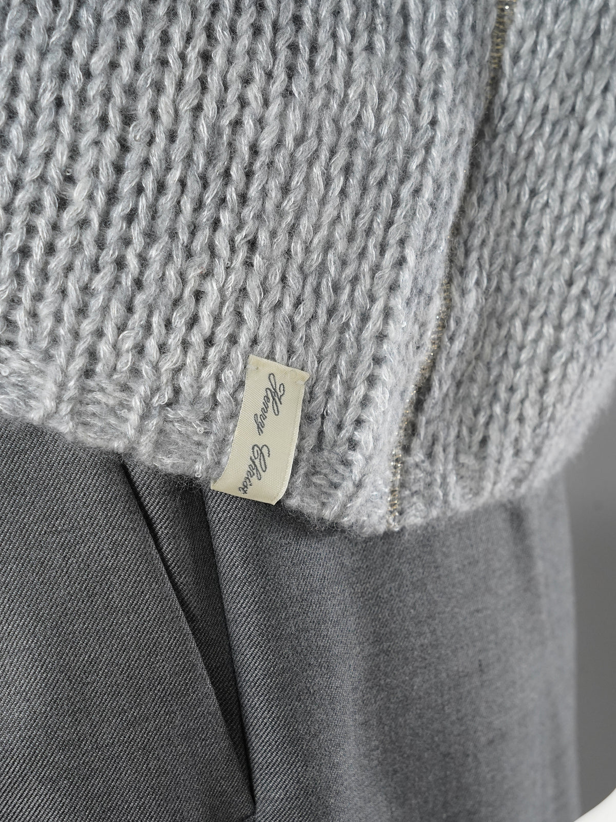 Hellgraue Strickjacke aus Cashmere und Seide mit Pailletten von Henry Christ – Ansicht 4