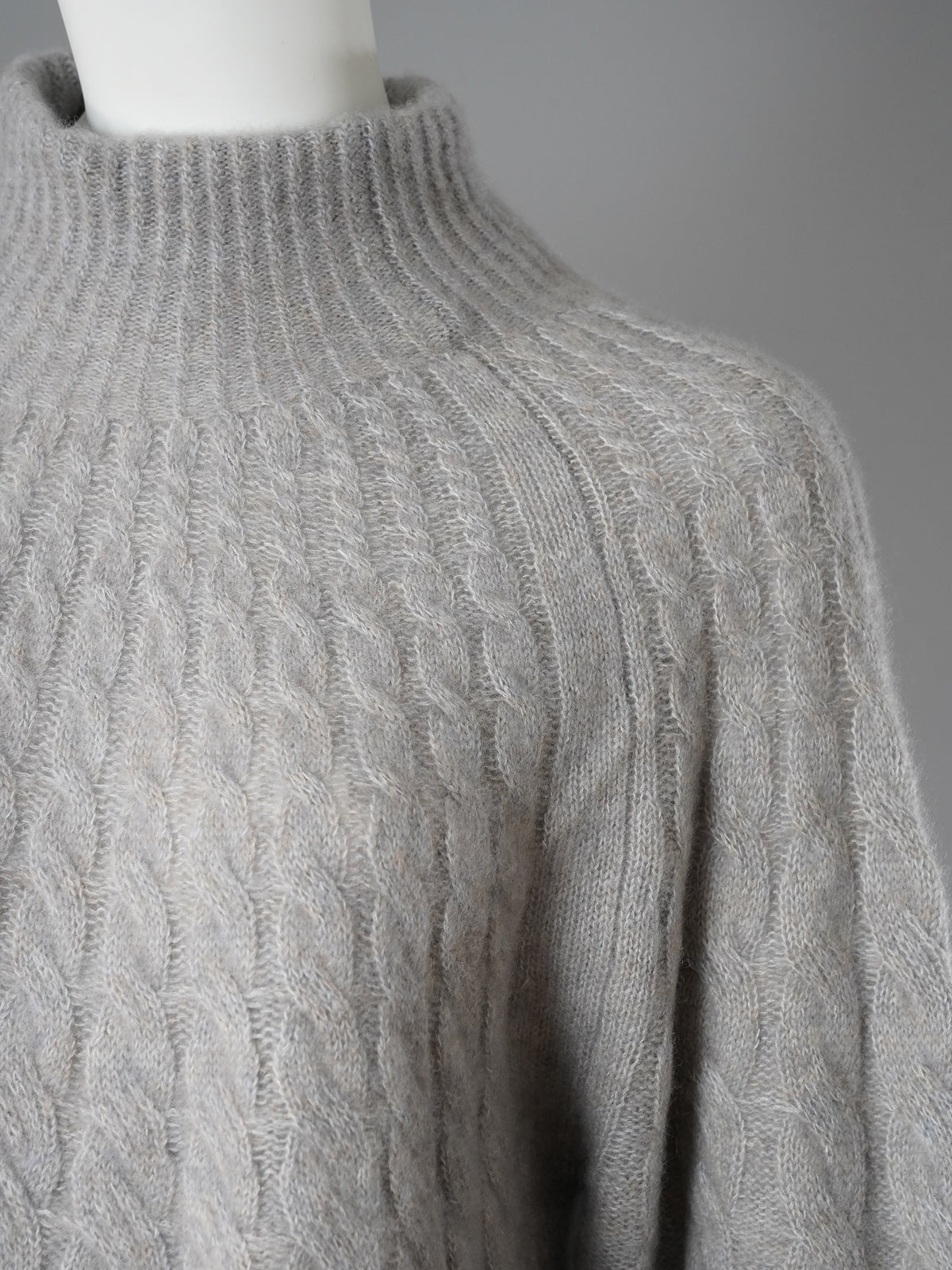 Grauer Zopfstrick-Pullover mit Stehkragen von Hemisphere – Ansicht 2