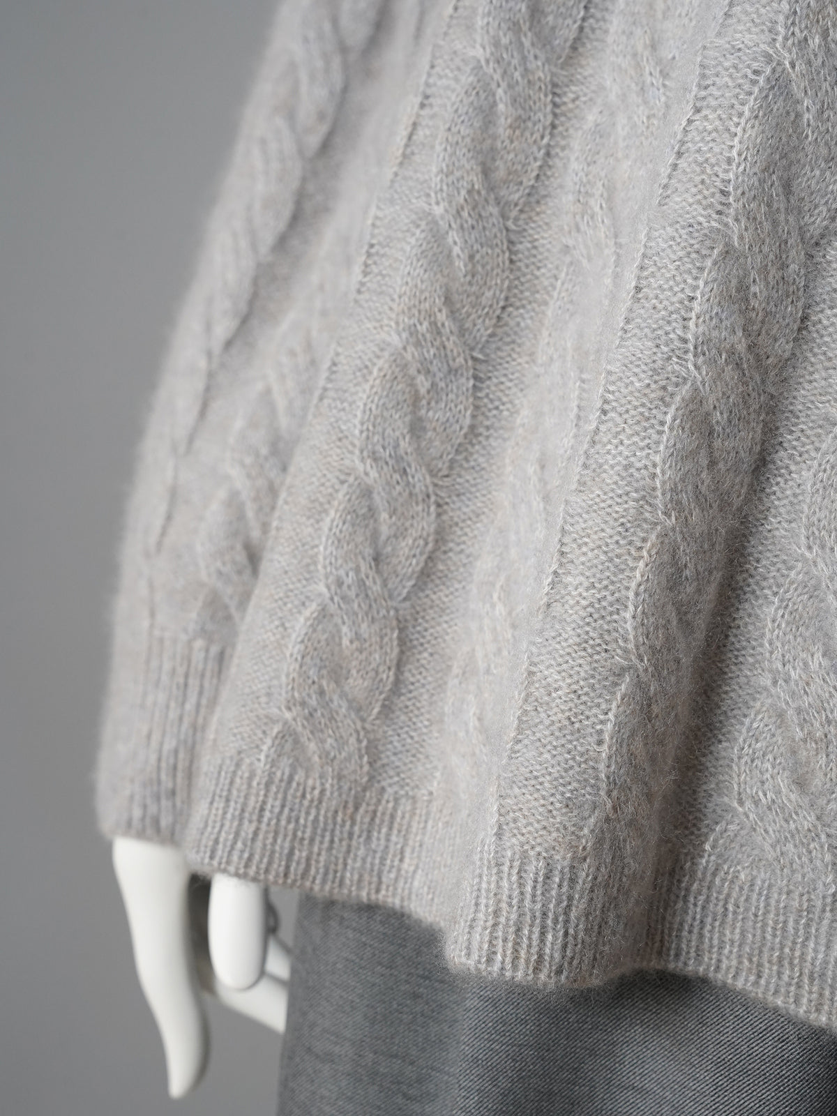 Grauer Zopfstrick-Pullover mit Stehkragen von Hemisphere – Ansicht 4