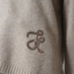 Grau-taupefarbener Rundhals-Pullover mit Logo von Hemisphere – Ansicht 2