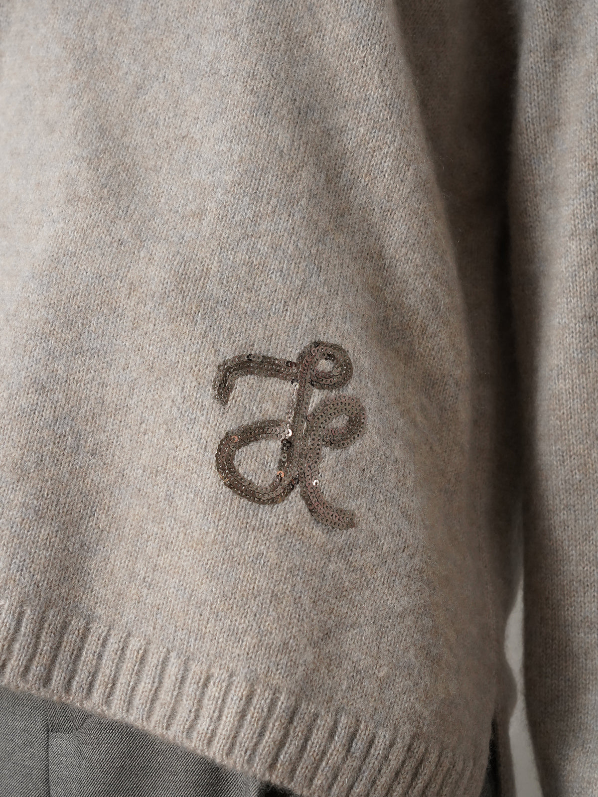 Grau-taupefarbener Rundhals-Pullover mit Logo von Hemisphere – Ansicht 2
