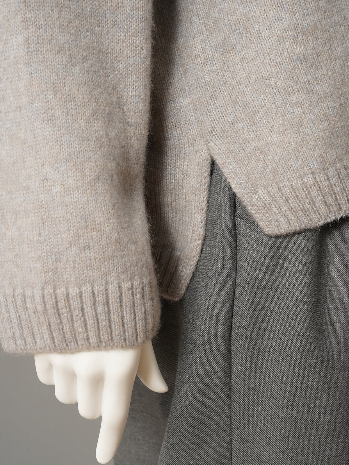 Grau-taupefarbener Rundhals-Pullover mit Logo von Hemisphere – Ansicht 4