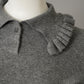 Grauer Cashmere-Pullover mit Rüschenkragen
