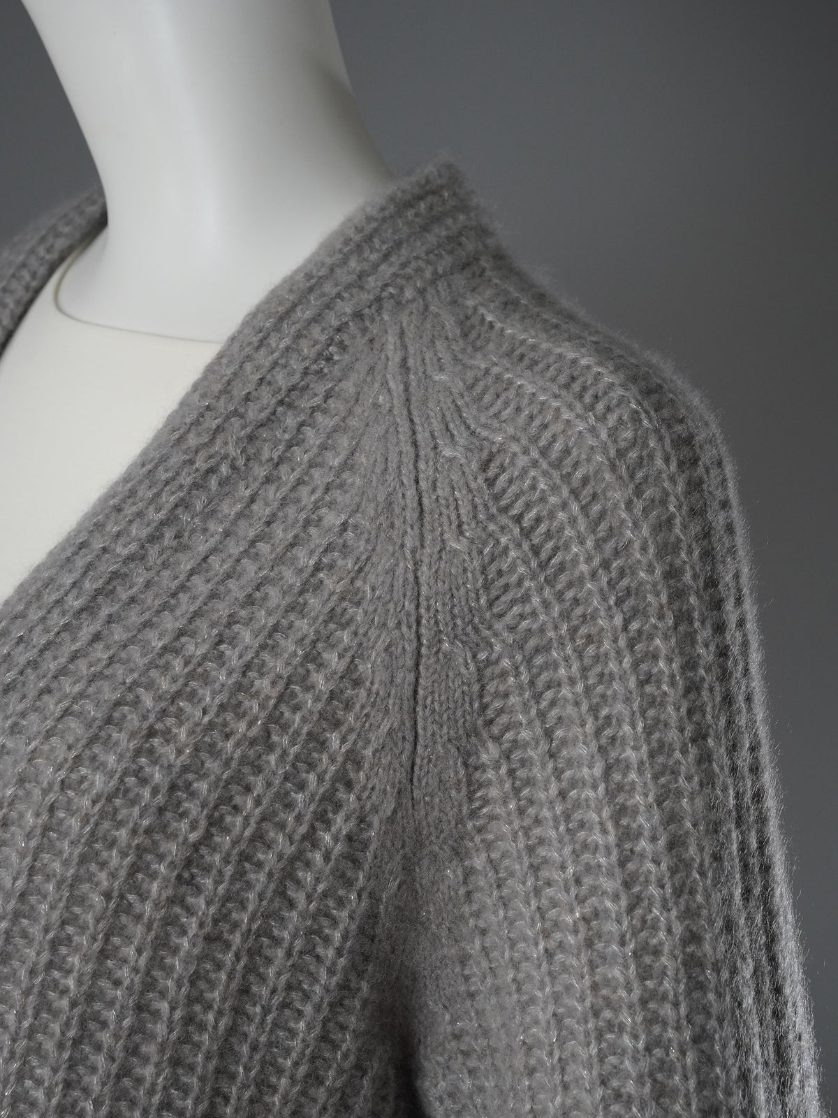 Grauer Grobstrick-Pullover mit V-Ausschnitt von Hemisphere – Ansicht 2
