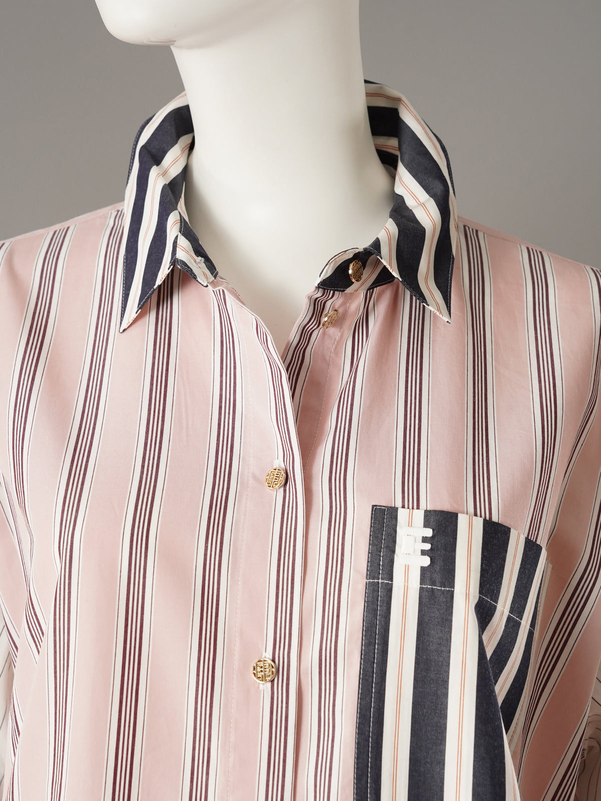 Roséfarbene Hemdbluse im Streifenmix von Essentiel Antwerp – Ansicht 2