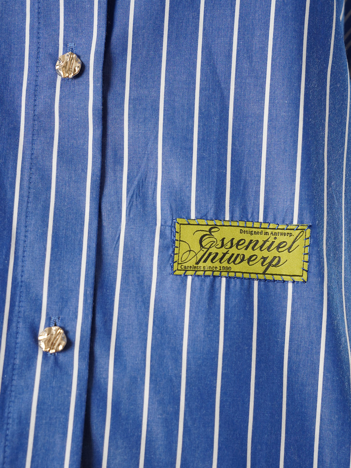 Blau-weiß gestreifte Hemdbluse mit Logo-Patch von Essentiel Antwerp – Ansicht 2