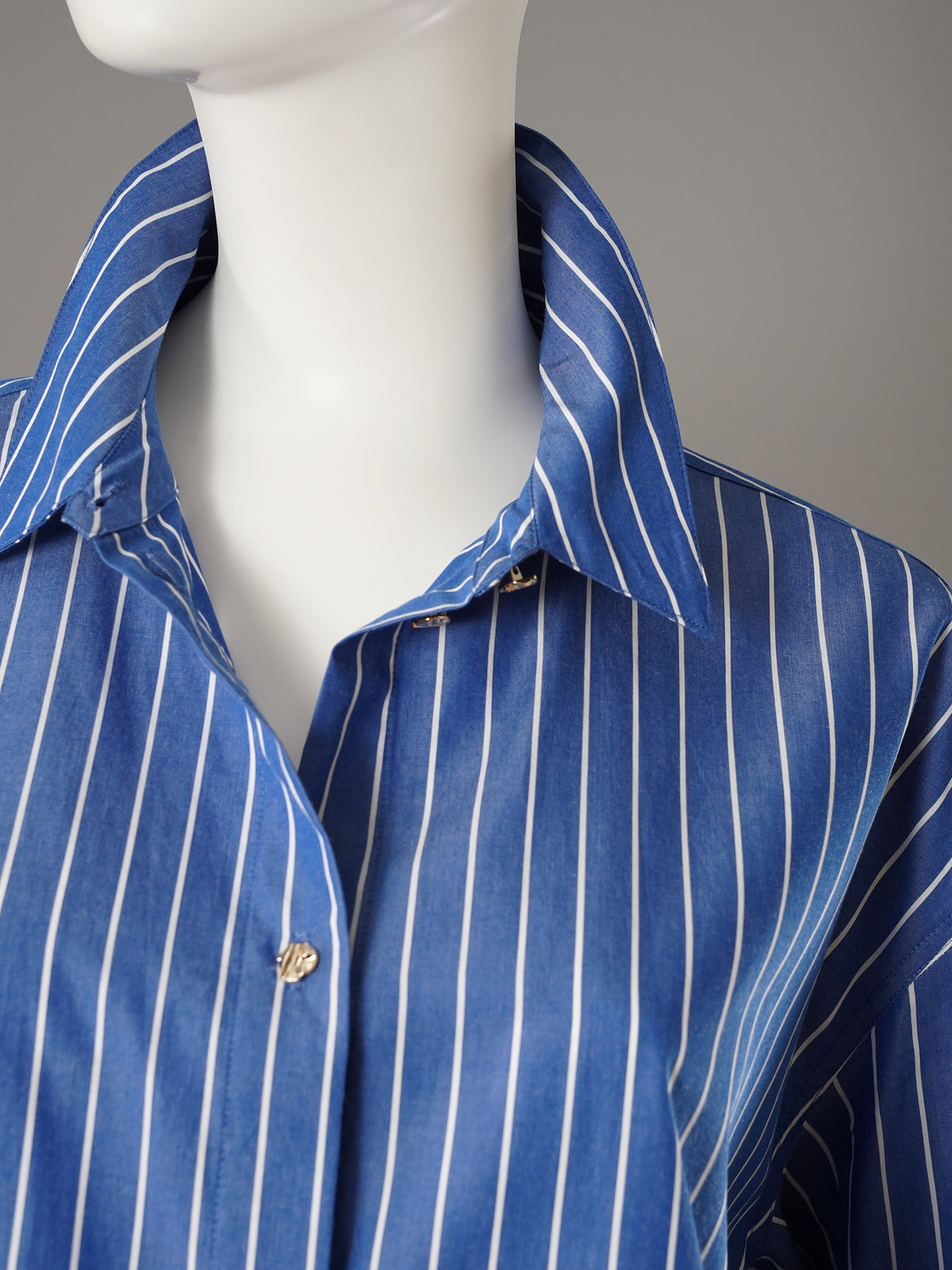 Blau-weiß gestreifte Hemdbluse mit Logo-Patch von Essentiel Antwerp – Ansicht 3