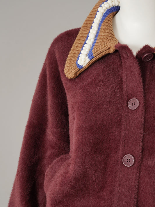 Bordeauxfarbene Fake-Fur-Jacke im College-Look von Essentiel Antwerp – Ansicht 3