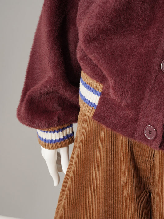Bordeauxfarbene Fake-Fur-Jacke im College-Look von Essentiel Antwerp – Ansicht 6