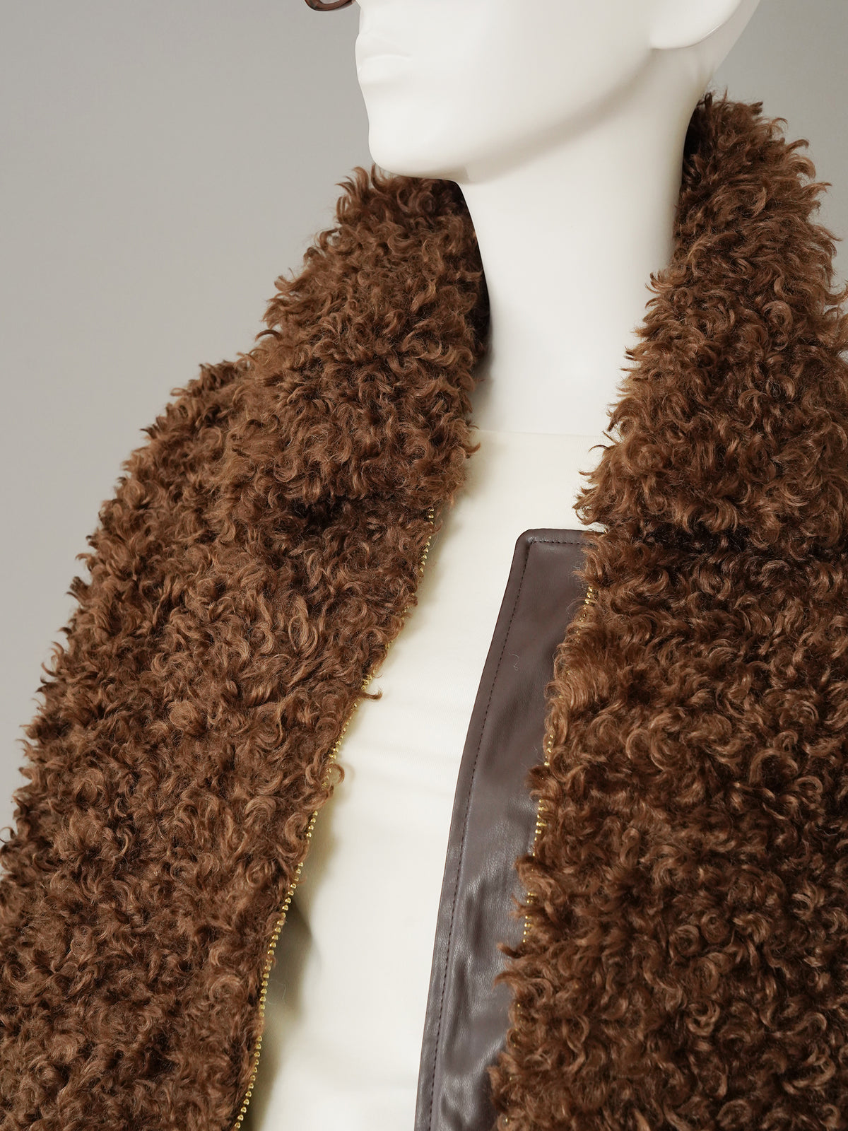 Schokoladenbrauner Fake-Fur-Blouson in Lockenfell-Optik von Hemisphere – Ansicht 2