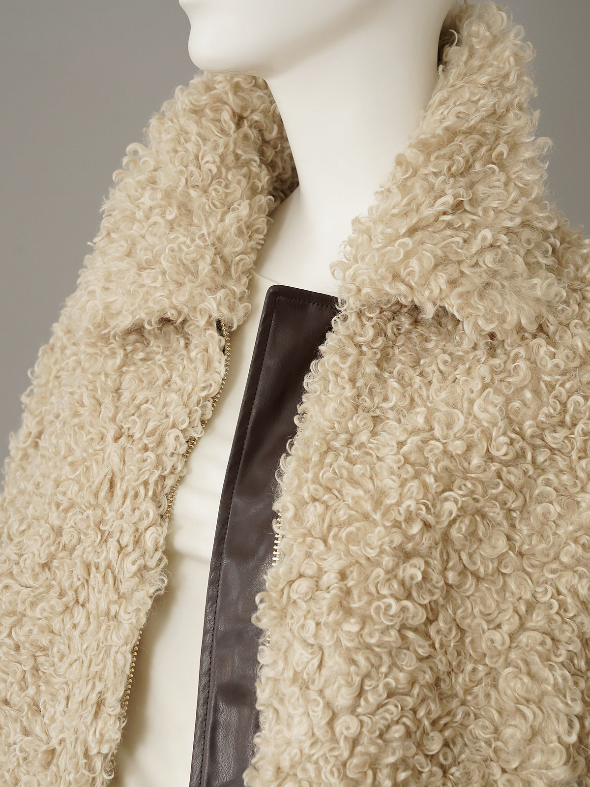 Beigefarbener Fake-Fur-Blouson in Lockenfell-Optik von Hemisphere – Ansicht 2