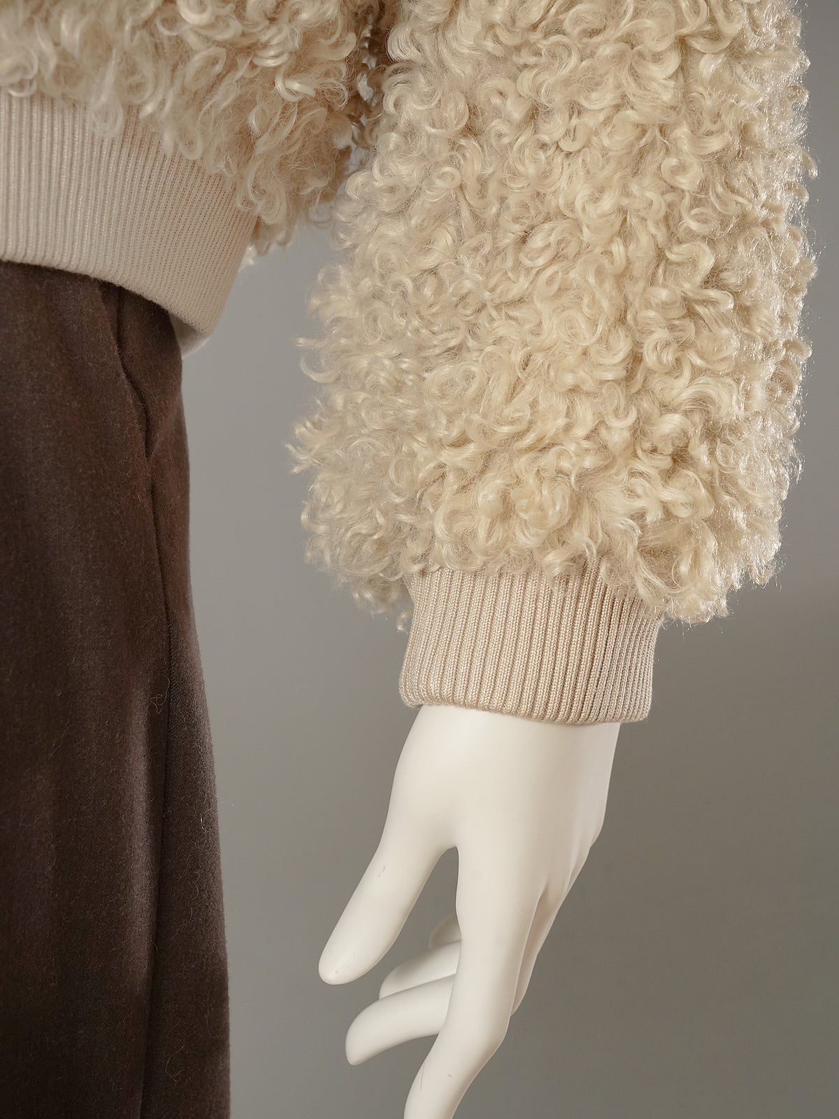 Beigefarbener Fake-Fur-Blouson in Lockenfell-Optik von Hemisphere – Ansicht 3