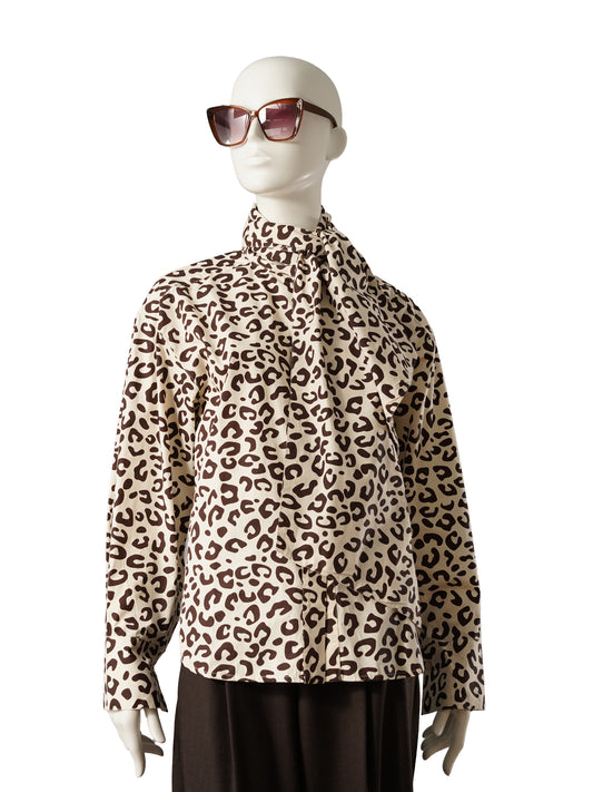 Cremefarbene Hemdbluse mit Leoprint und Schluppe von Essentiel Antwerp