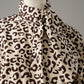 Cremefarbene Hemdbluse mit Leoprint und Schluppe