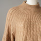 Camelfarbener Zopfstrick-Pullover mit Stehkragen