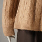 Camelfarbener Zopfstrick-Pullover mit Stehkragen
