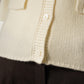 Cremefarbene Kaschmir-Strickjacke mit 3/4-Arm von Henry Christ – Knopfleiste mit Perlmuttknöpfen und Leistentaschen