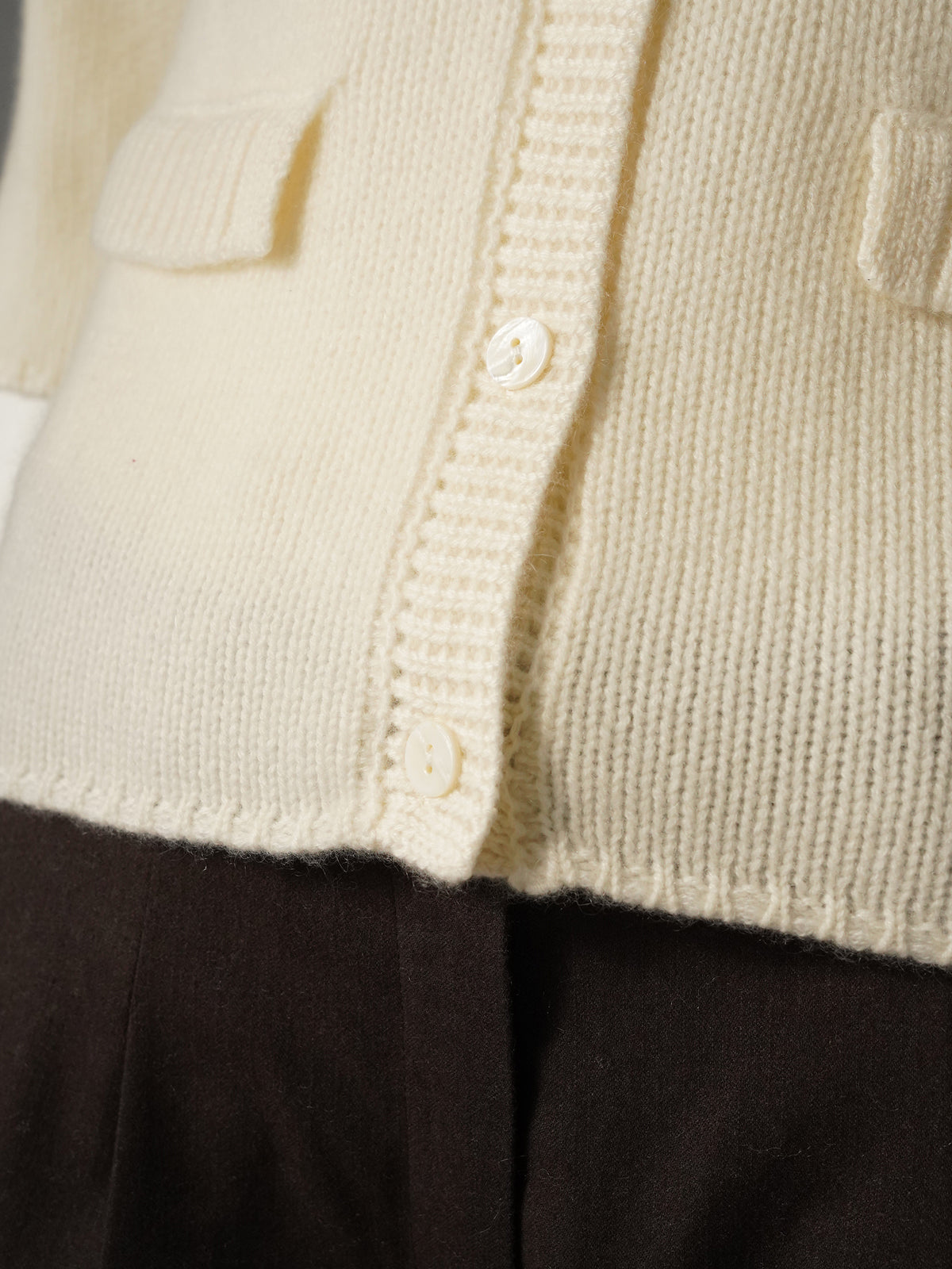 Cremefarbene Kaschmir-Strickjacke mit 3/4-Arm von Henry Christ – Knopfleiste mit Perlmuttknöpfen und Leistentaschen