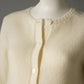 Cremefarbene Kaschmir-Strickjacke mit 3/4-Arm von Henry Christ – Rundhalsausschnitt und obere Knopfleiste