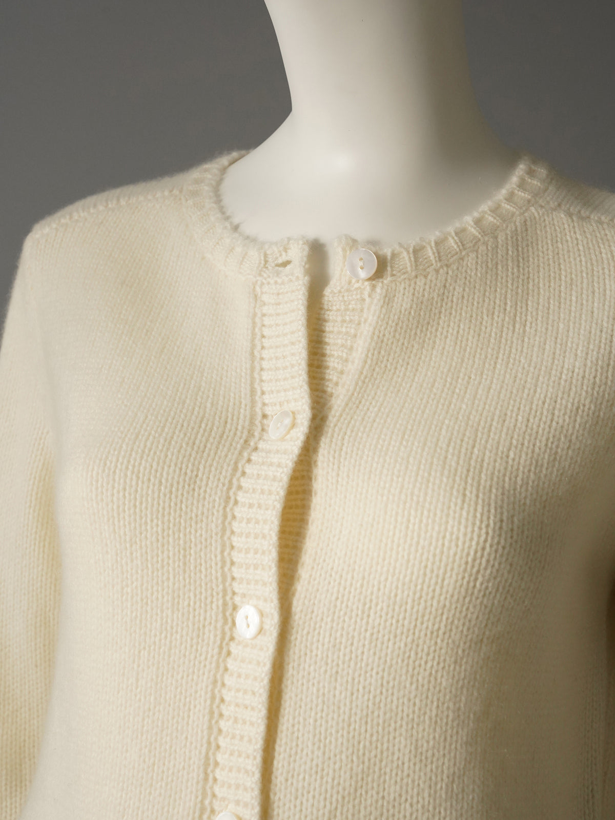 Cremefarbene Kaschmir-Strickjacke mit 3/4-Arm von Henry Christ – Rundhalsausschnitt und obere Knopfleiste