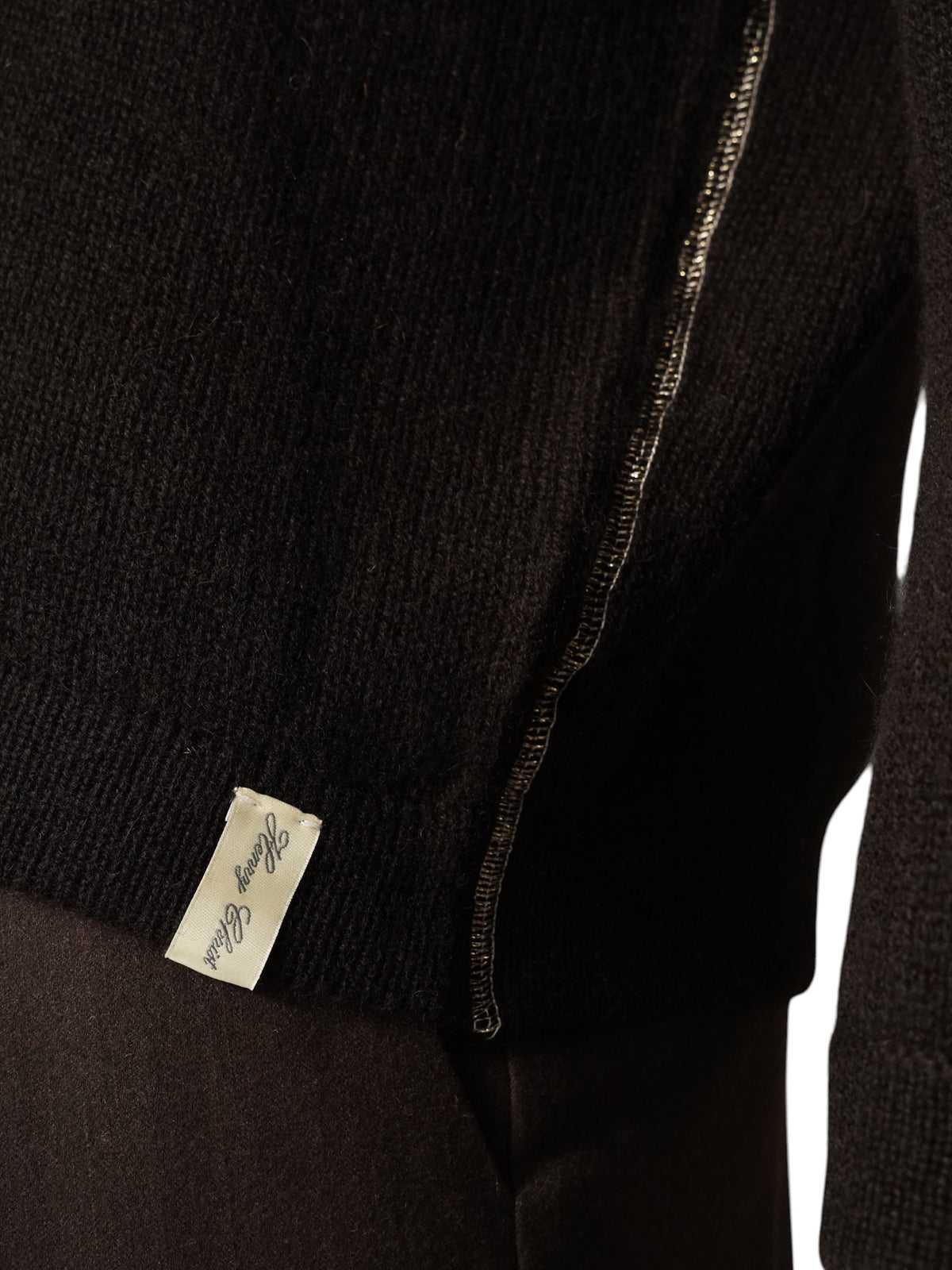Espressobrauner Kaschmir-Pullover mit Polokragen von Henry Christ – Detail der Seitennaht mit Lurexfaden