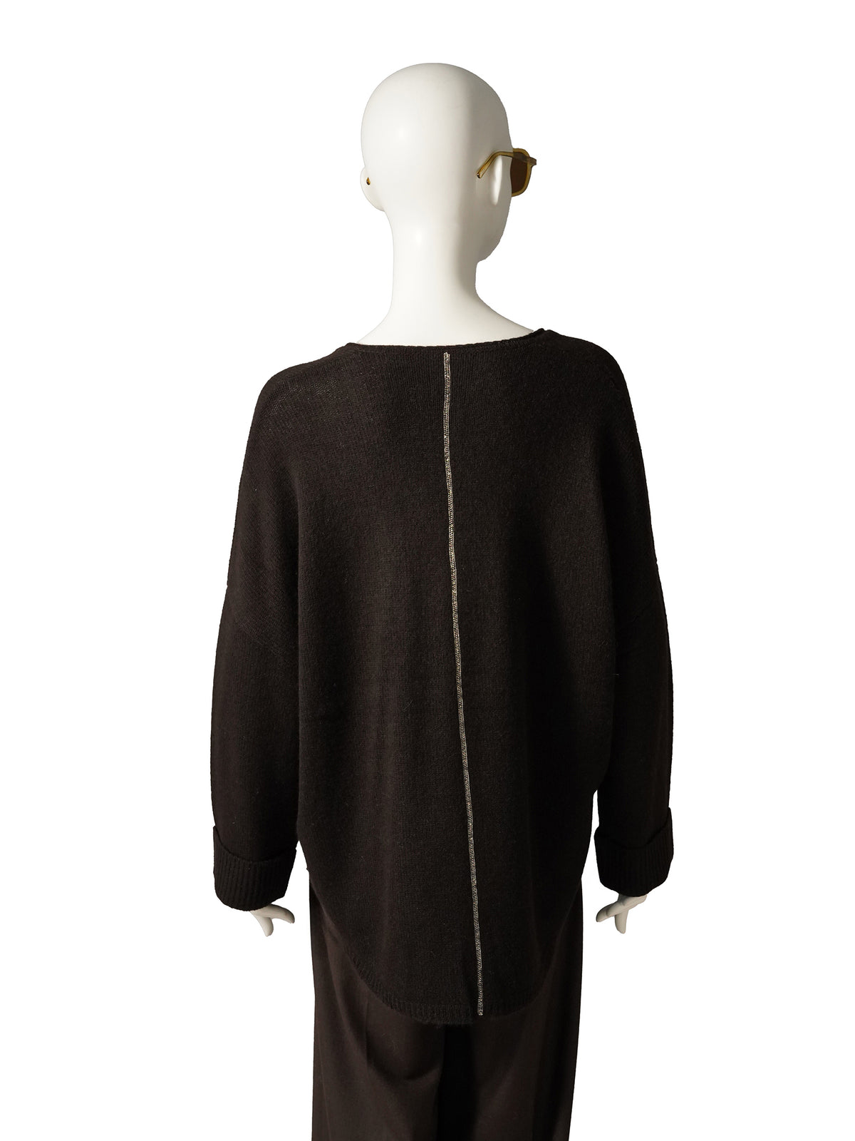 Espressobrauner Kaschmir-Pullover mit V-Ausschnitt und Lurex-Detail von Henry Christ – Rückansicht mit Lurexstreifen in der Rückenmitte