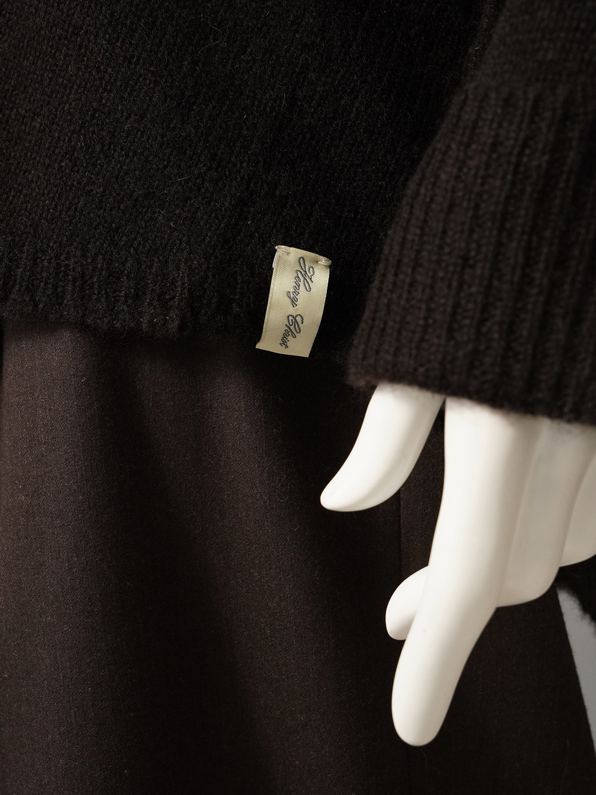 Espressobrauner Kaschmir-Pullover mit V-Ausschnitt und Lurex-Detail von Henry Christ – Detail von Saum und breitem Rippbündchen