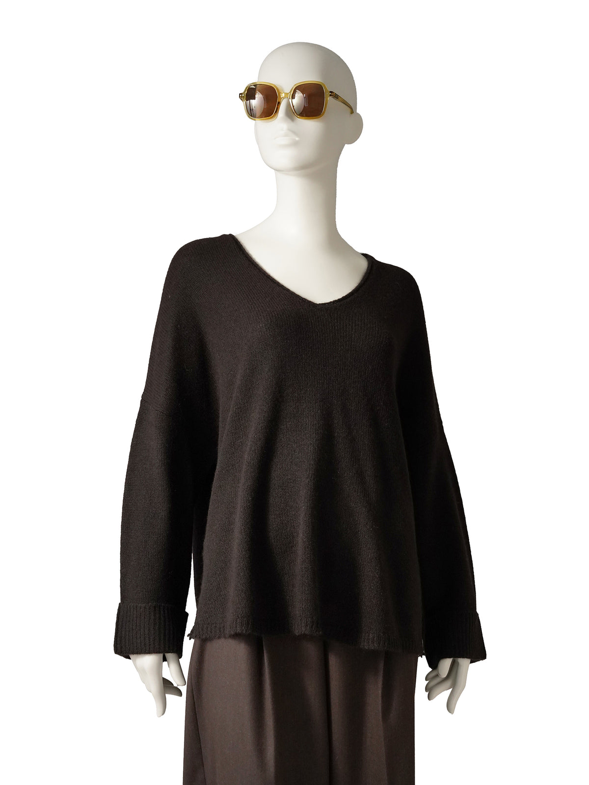 Espressobrauner Kaschmir-Pullover mit V-Ausschnitt und Lurex-Detail von Henry Christ – Vorderansicht mit V-Ausschnitt