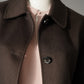 Dunkelbraune Kurzjacke aus gekochter Wolle von FFC – Detail des Hemdkragens mit Knopf