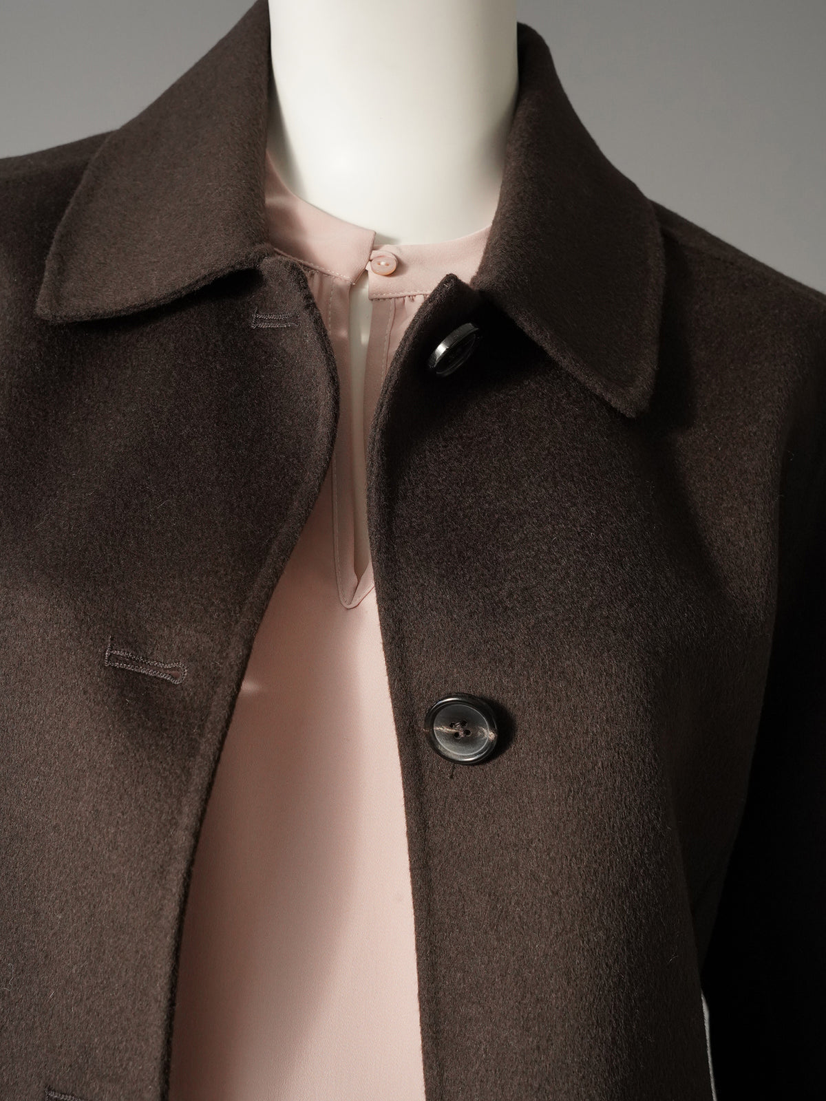 Dunkelbraune Kurzjacke aus gekochter Wolle von FFC – Detail des Hemdkragens mit Knopf