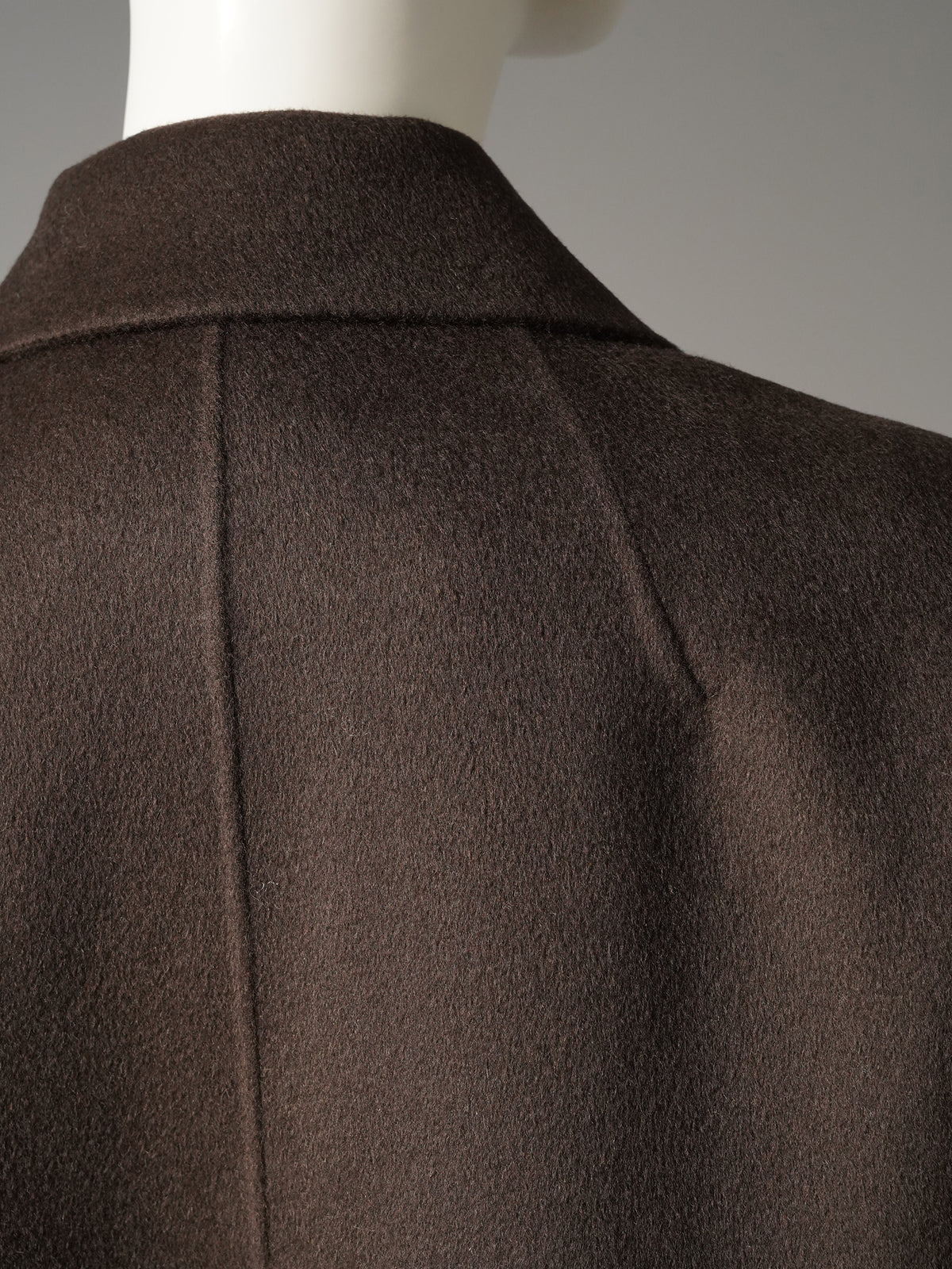 Dunkelbraune Kurzjacke aus gekochter Wolle von FFC – Detail der Schulterpartie von hinten