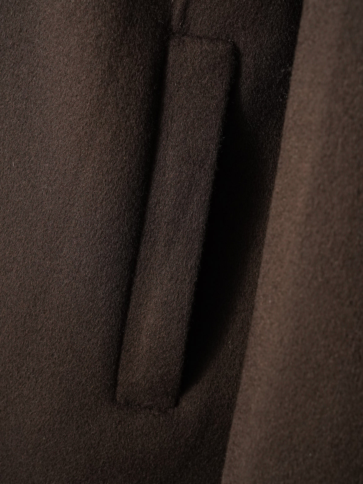 Dunkelbraune Kurzjacke aus gekochter Wolle von FFC – Detail der Paspeltasche