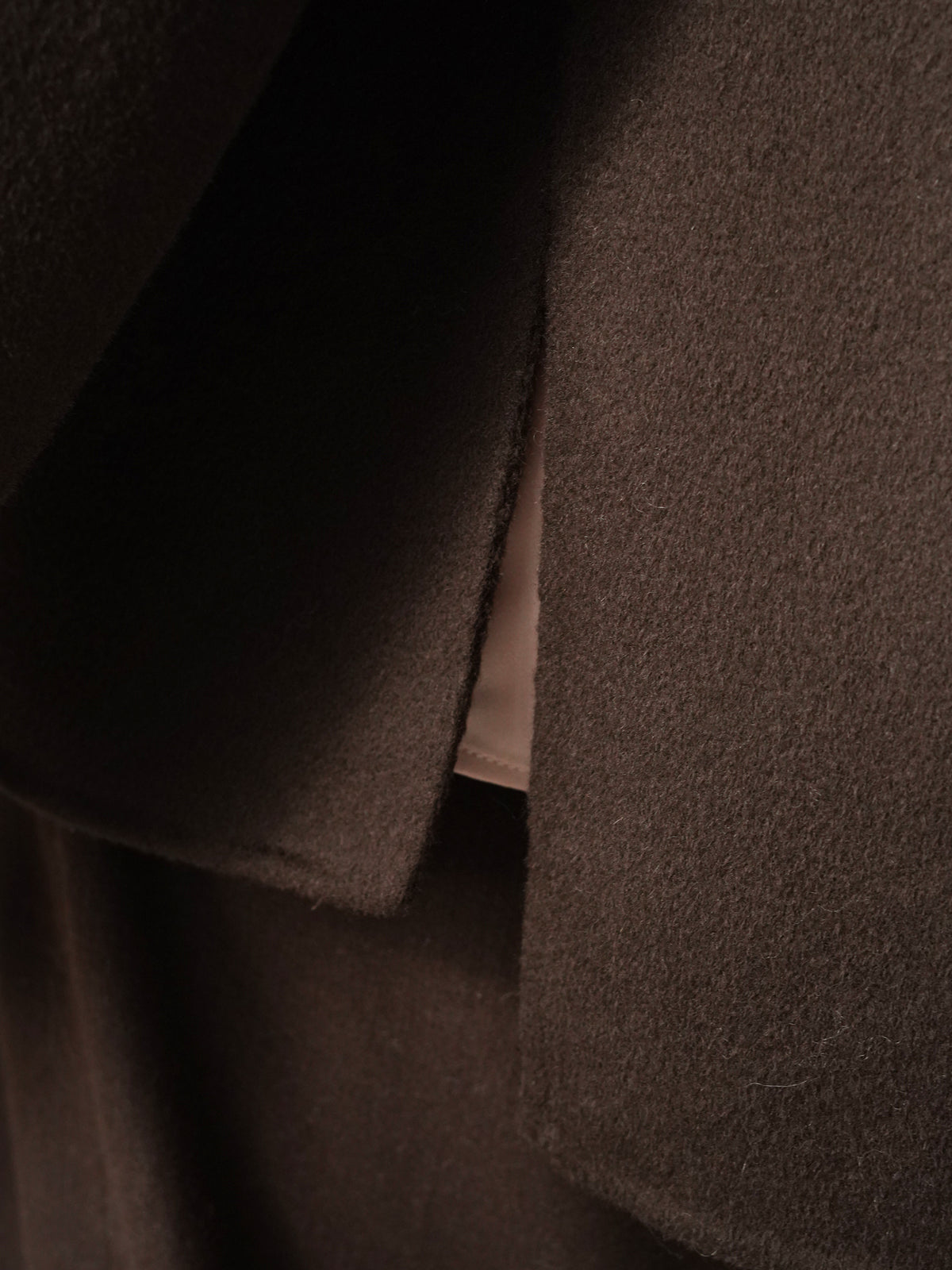 Dunkelbraune Kurzjacke aus gekochter Wolle von FFC – Detail des Ärmelsaums
