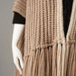 Beigefarbener Strickmantel mit langen Fransen im Set mit Kragen von Maison Common – Knotenreihe an der Taille mit Fransenansatz