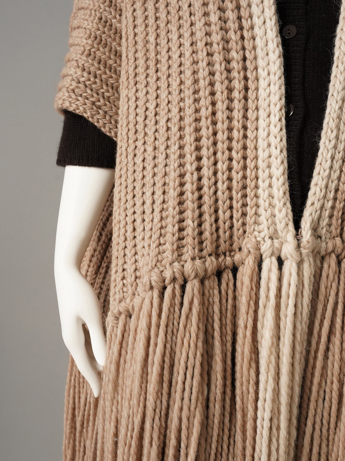 Beigefarbener Strickmantel mit langen Fransen im Set mit Kragen von Maison Common – Knotenreihe an der Taille mit Fransenansatz