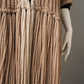 Beigefarbener Strickmantel mit langen Fransen im Set mit Kragen von Maison Common – Detail der gedrehten Fransen