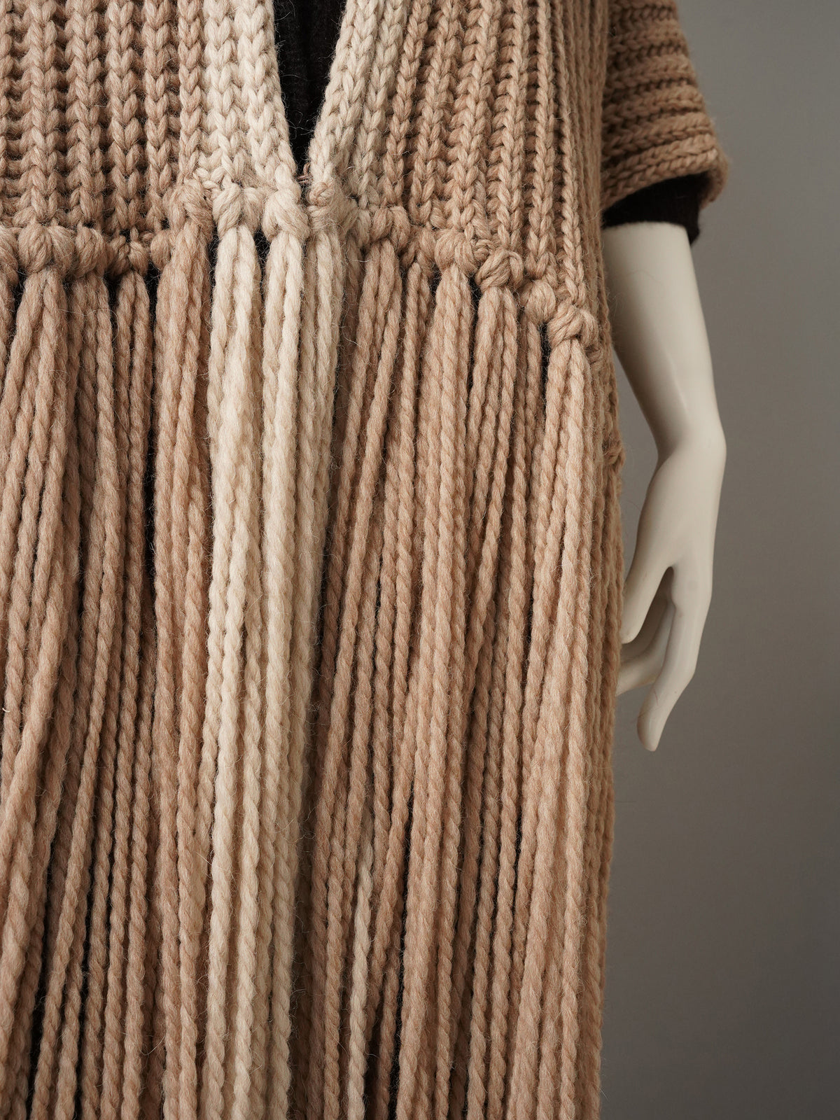 Beigefarbener Strickmantel mit langen Fransen im Set mit Kragen von Maison Common – Detail der gedrehten Fransen