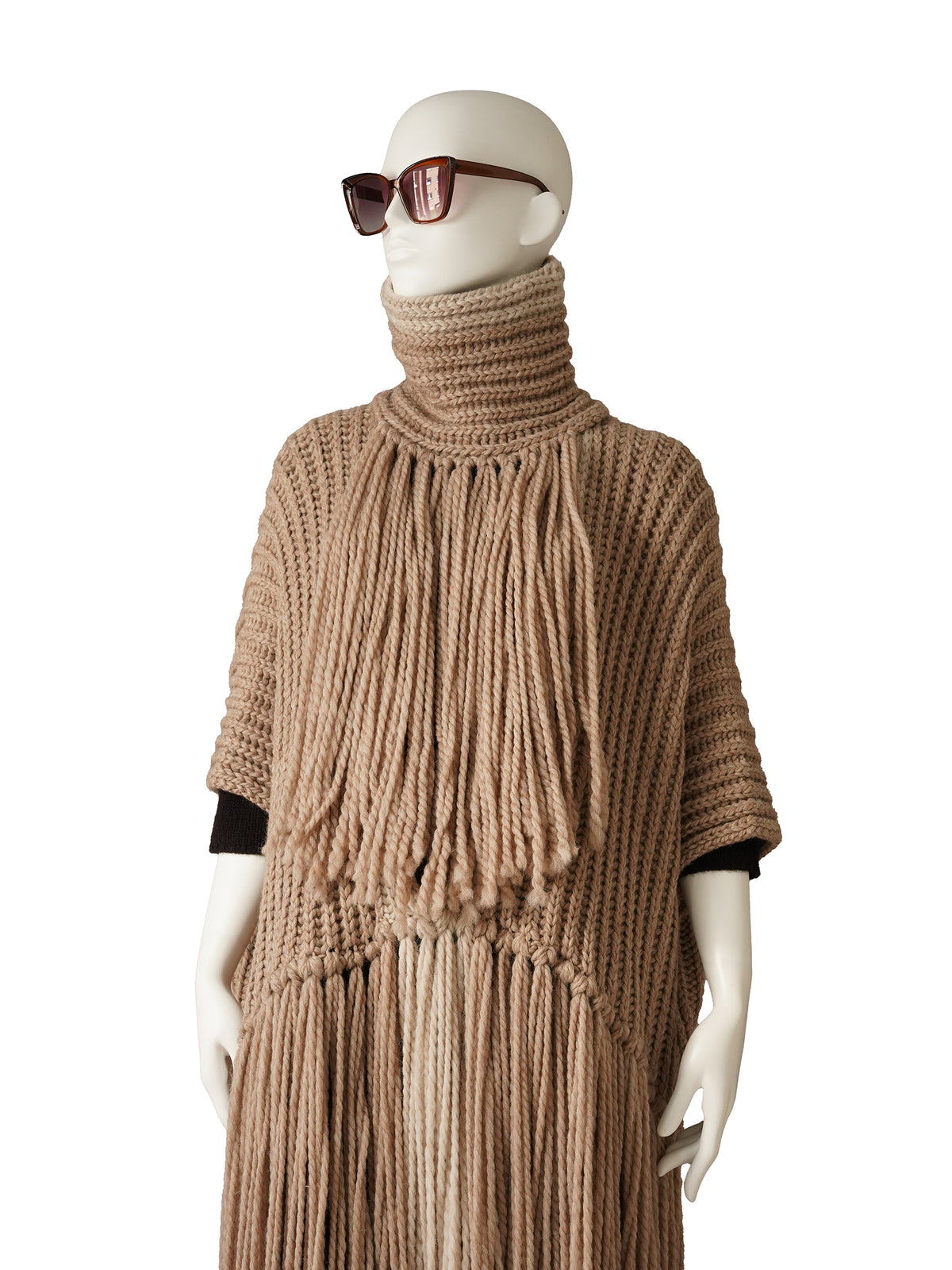 Beigefarbener Strickmantel mit langen Fransen im Set mit Kragen von Maison Common – Kragen mit Fransen in Nahaufnahme
