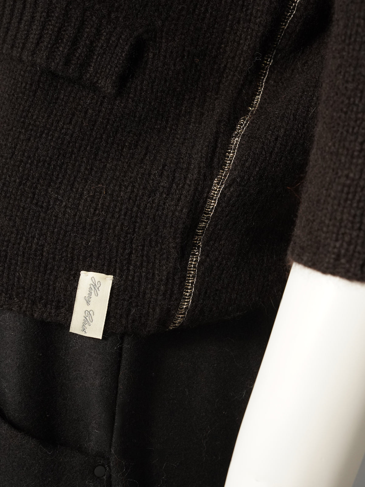 Espressobrauner Kaschmir-Cardigan von Henry Christ – Detail von Saum und Seitennaht mit Lurexfaden
