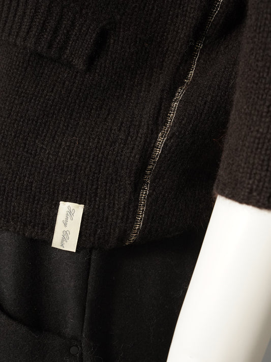 Espressobrauner Kaschmir-Cardigan von Henry Christ – Detail von Saum und Seitennaht mit Lurexfaden