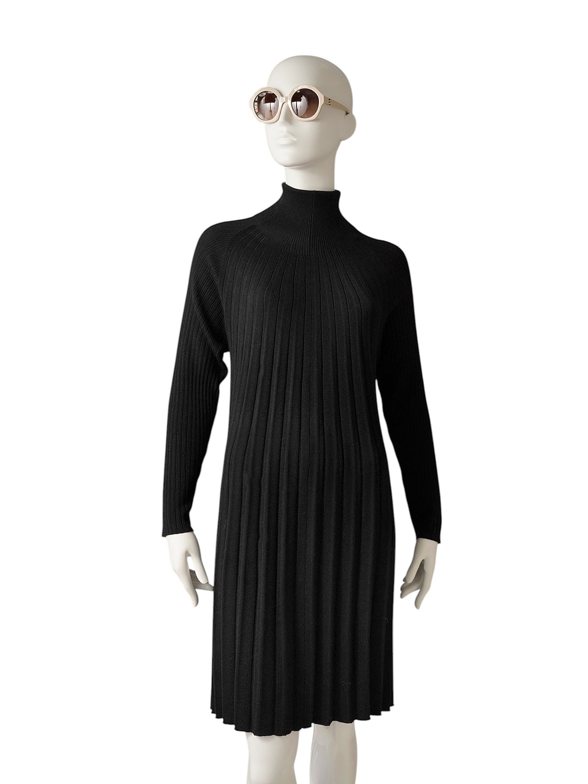 Schwarzes plissiertes Strickkleid aus Merinowolle von Hemisphere – Seitenansicht