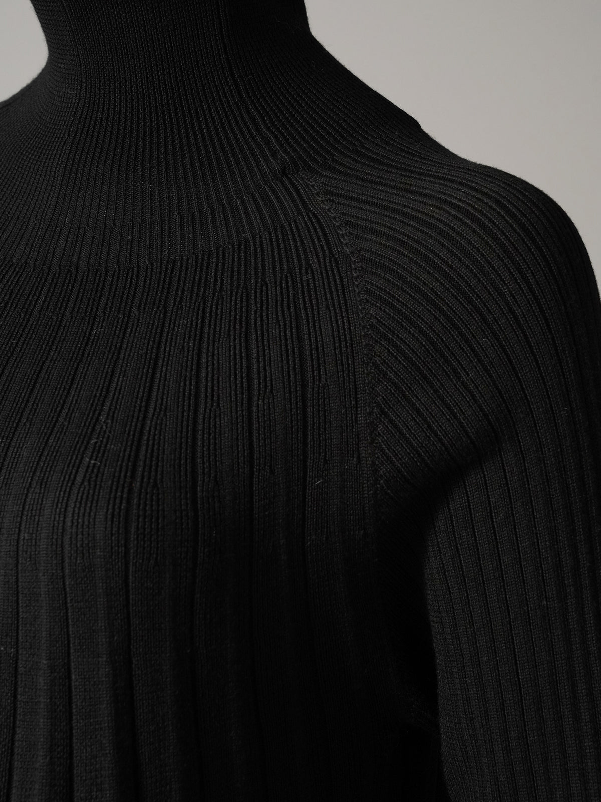 Schwarzes plissiertes Strickkleid aus Merinowolle von Hemisphere – Detailansicht des Plissees an der Schulter